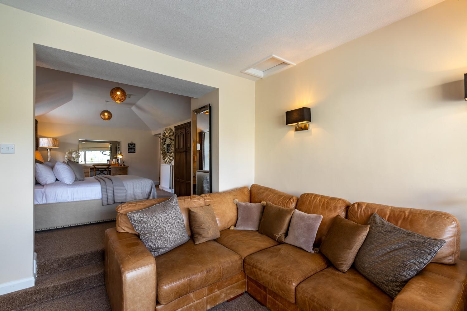 Lakes Hotel & Spa ボウネス＝オン＝ウィンダミア 部屋 写真 The interior of a suite at the hotel