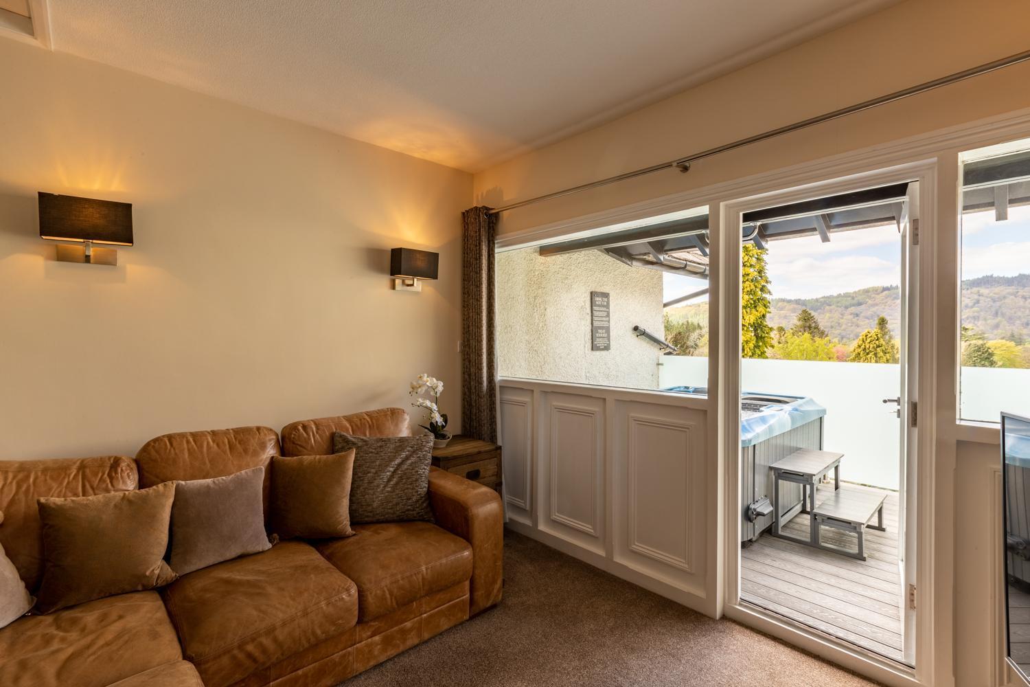Lakes Hotel & Spa ボウネス＝オン＝ウィンダミア 部屋 写真 A living room with a sliding door