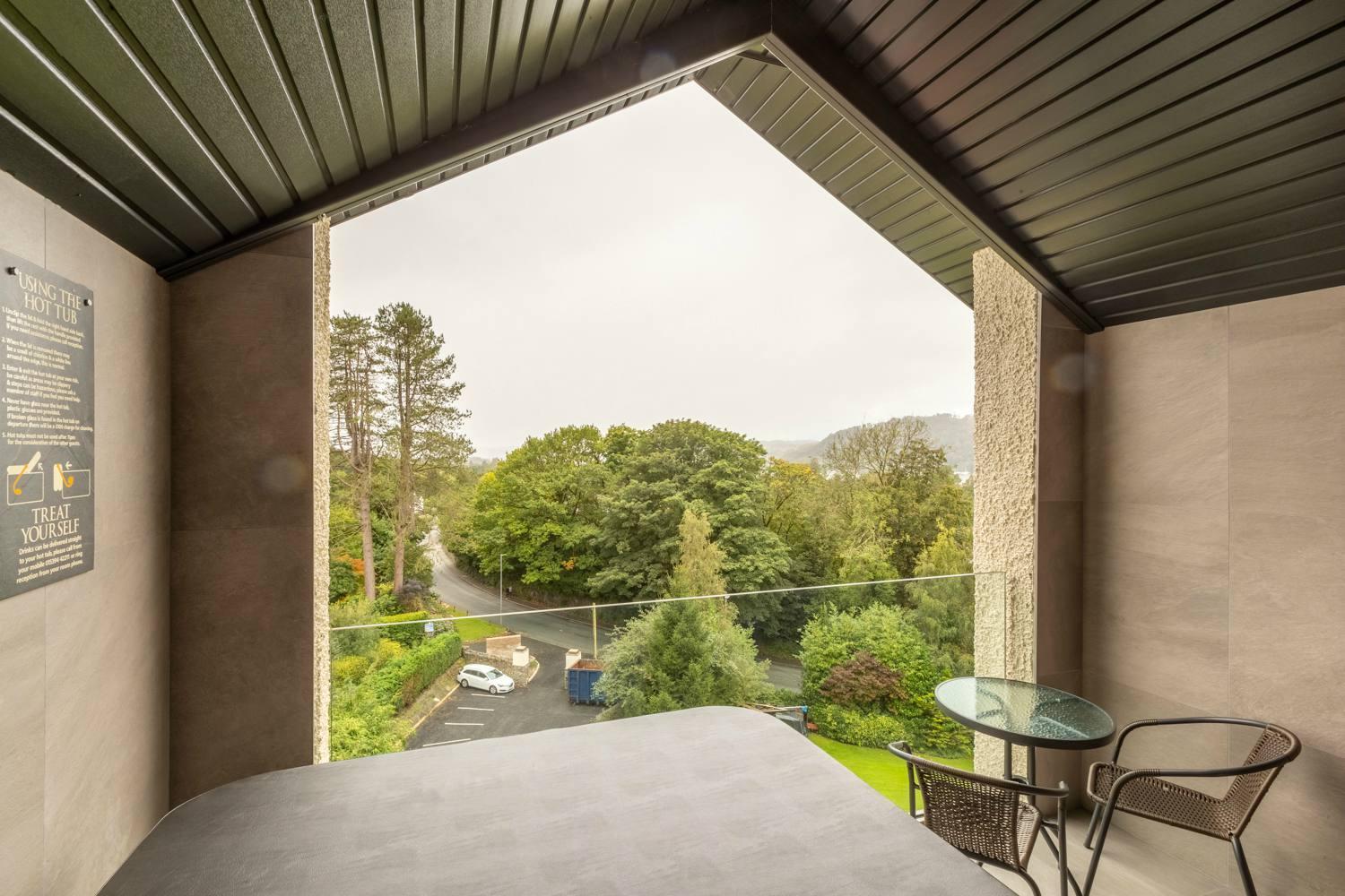 Lakes Hotel & Spa ボウネス＝オン＝ウィンダミア 部屋 写真 The view from the balcony of a typical apartment